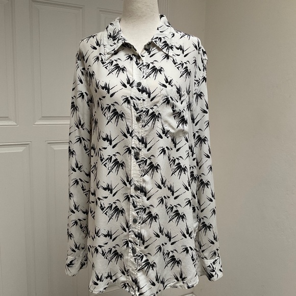 Equipment Femme Buttoned Down Silk Top Medium - Picture 2 of 13